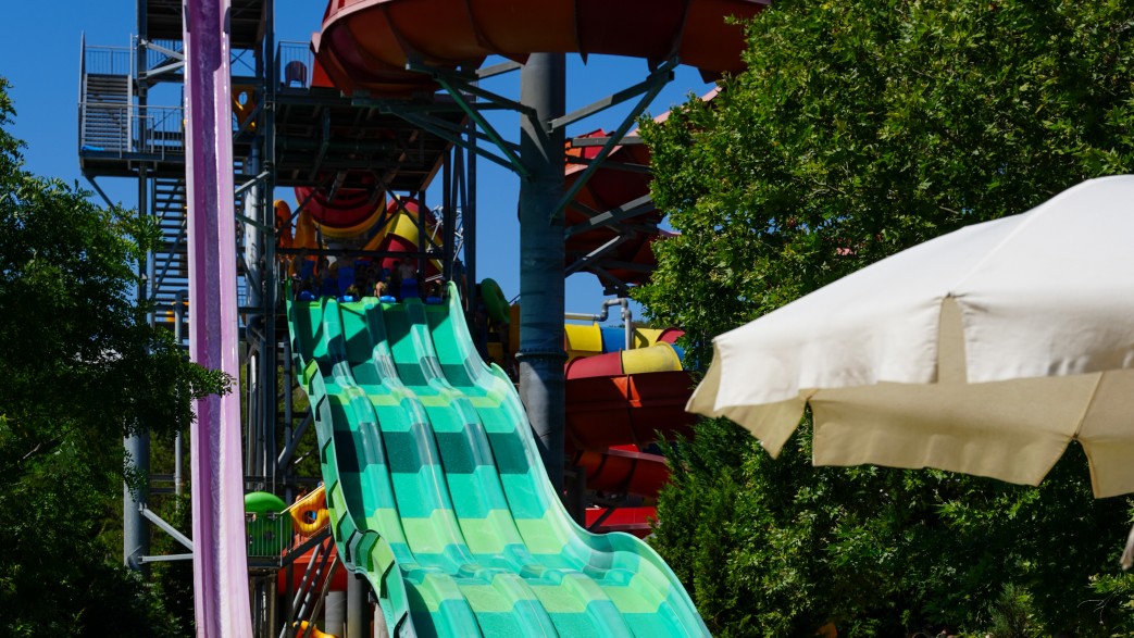 młodzież bawi się na dyskotece