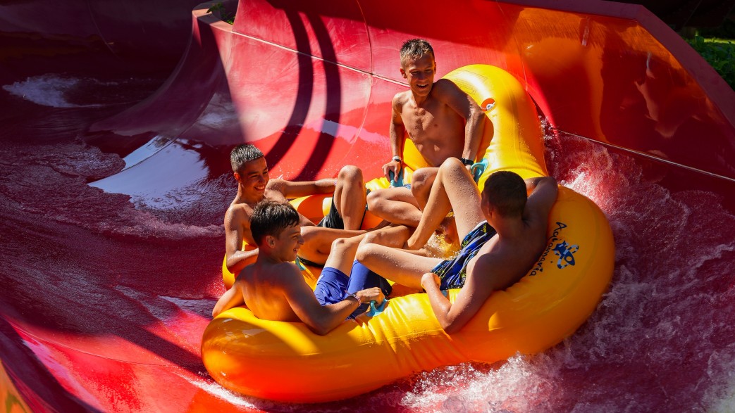 młodzież bawi się na dyskotece