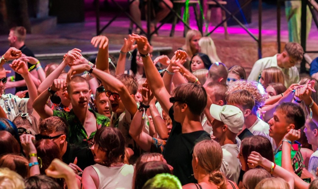 młodzież na dyskotece w Złotych Piaskach