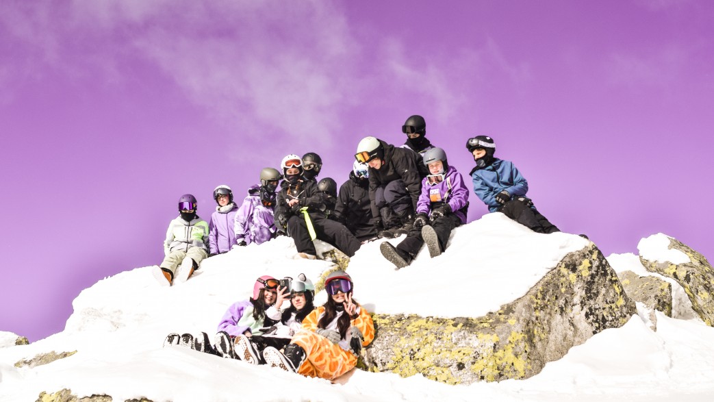 młodzież na obozie zimowym we Włoszech