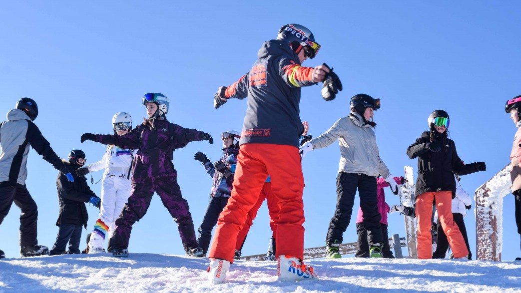 młodzież zima snowboard