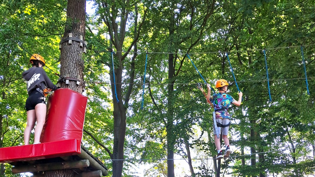 młodzież lato park linowy