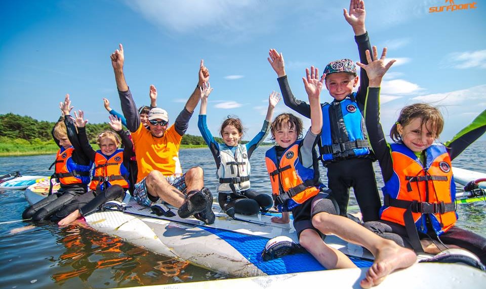 Dzieci uczą się windsurfingu na koloniach w Jastarni