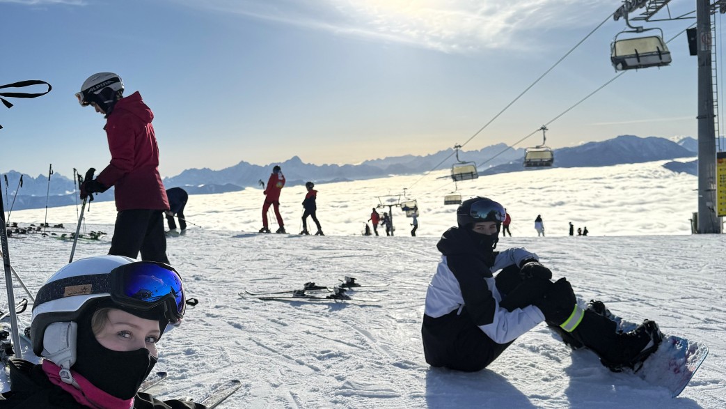 Dziecko zjeżdżające na snowboardzie
