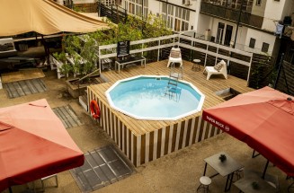 Lizbona lato hostel basen.jpg