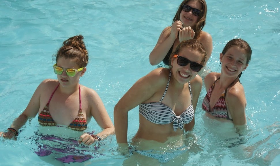 Nastolatka na wakacjach w górach