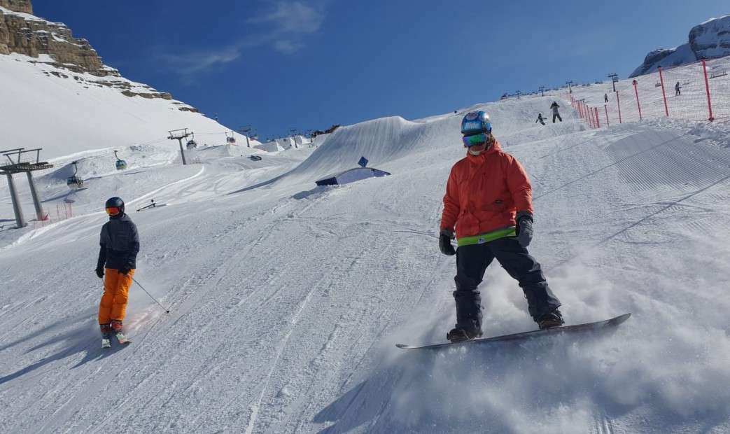 Nastolatek zjeżdżający na snowboardzie na stoku