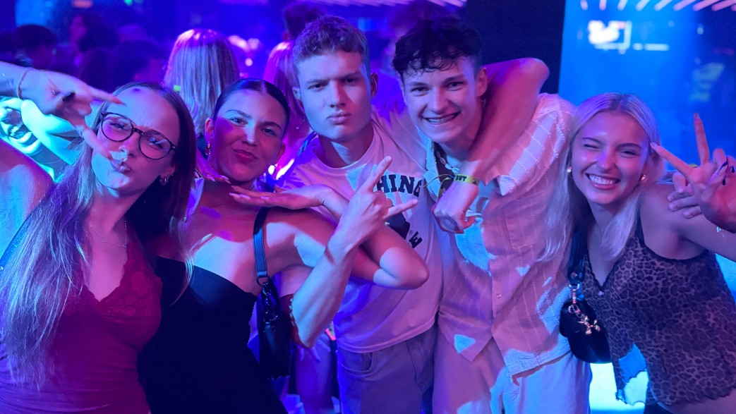 młodzież na imprezie