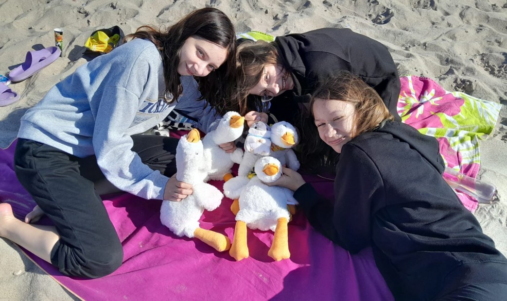 Uśmiechnięte dziewczyny wypoczywające na plaży