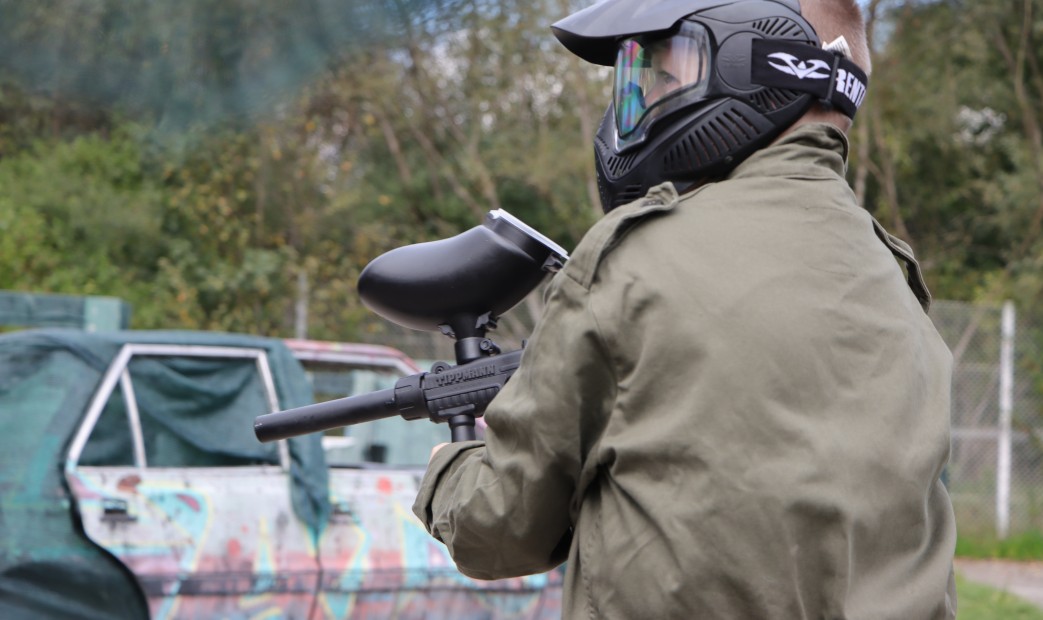 Gra w paintball na letnim obozie w górach