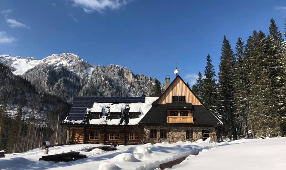 Nastolatki na zimowym obozie