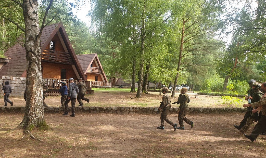 Młodzież na zabawie paintball Piecki