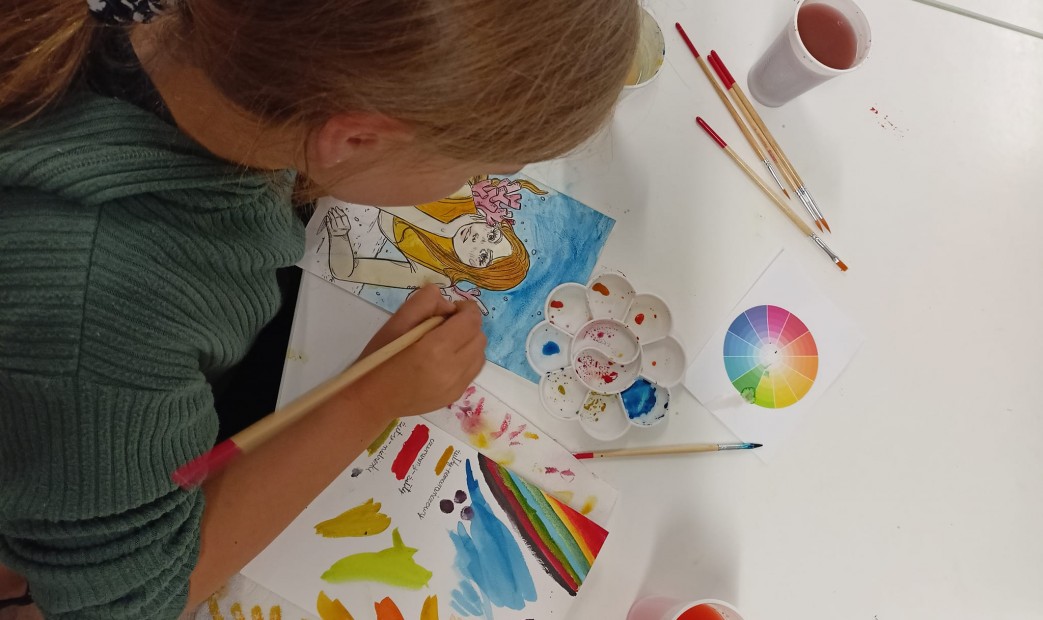 Dziewczynka na zajęciach plastycznych z SAMI