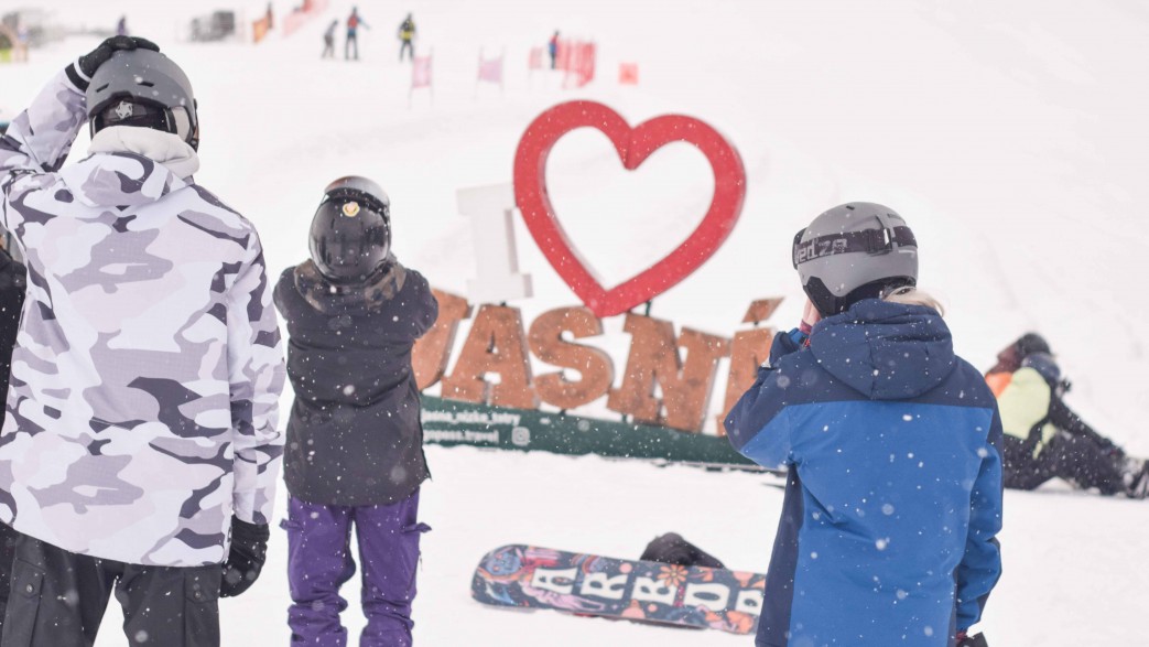 młodzież zima snowboard