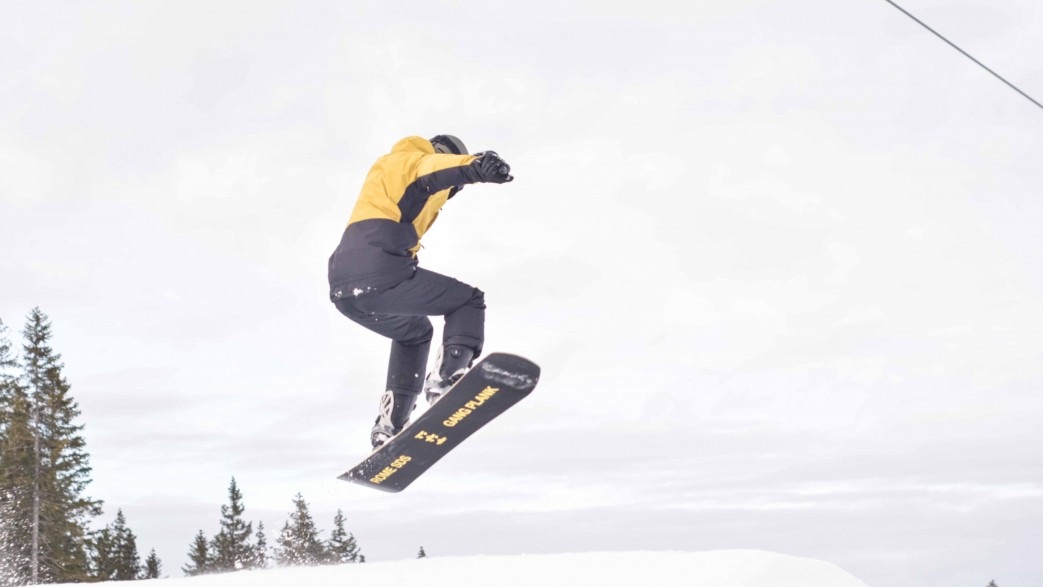 młodzież zima snowboard