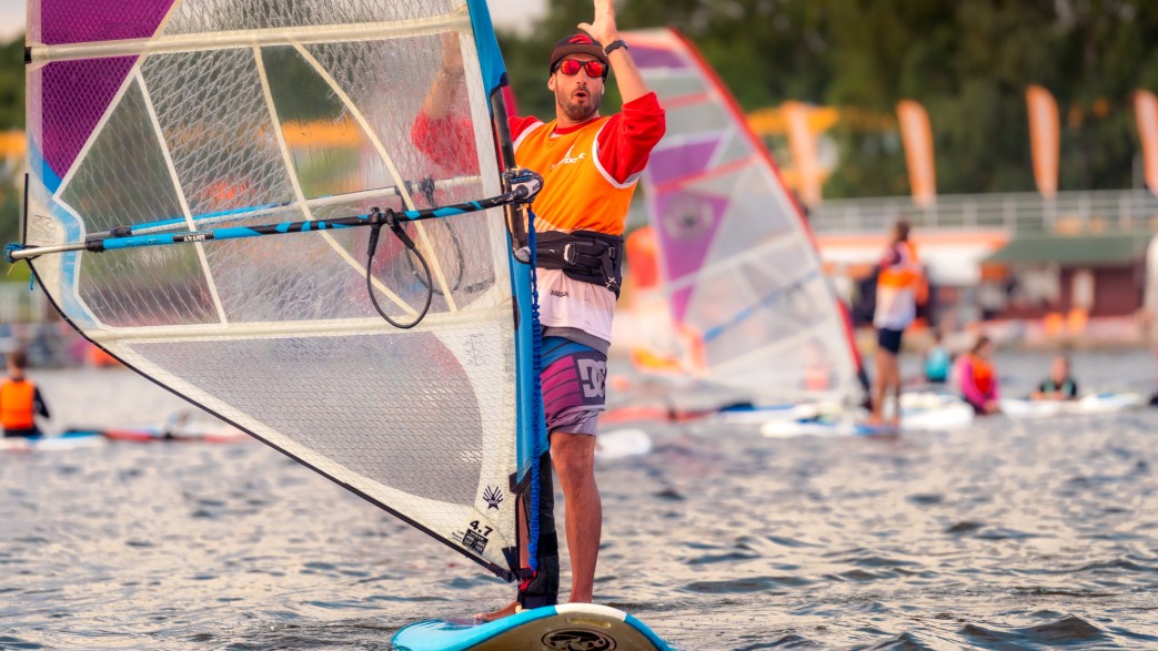 zajęcia windsurfingowe na obozie studenckim