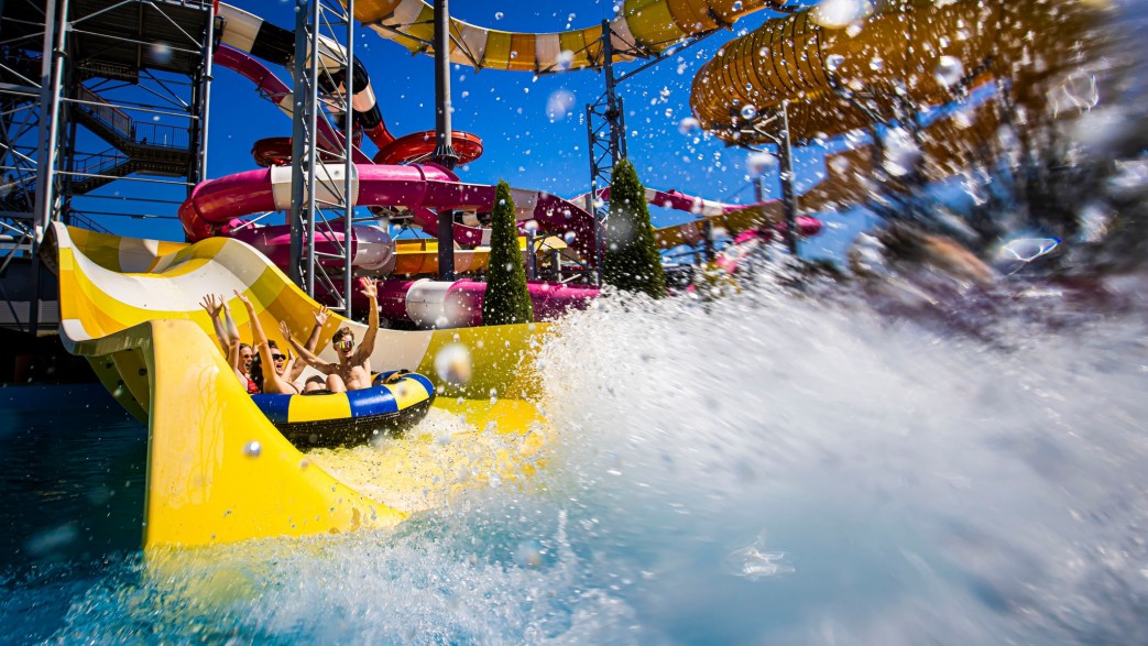 Gra w paintball na letnim obozie w górach