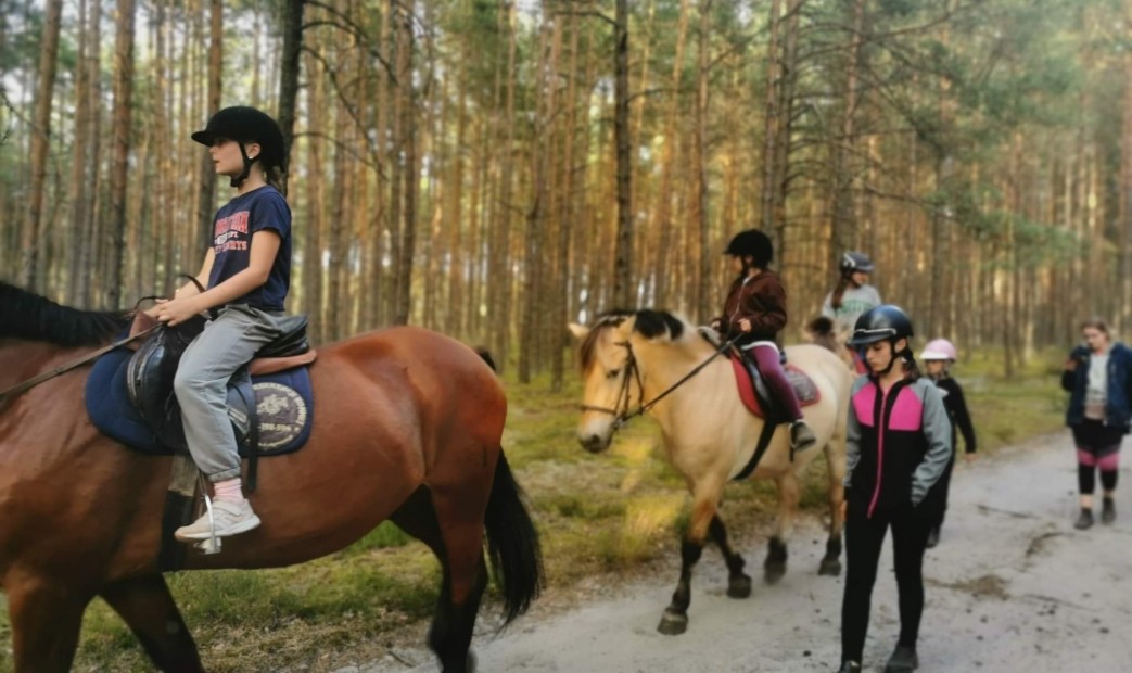 Dziewczynki jeżdżące konno