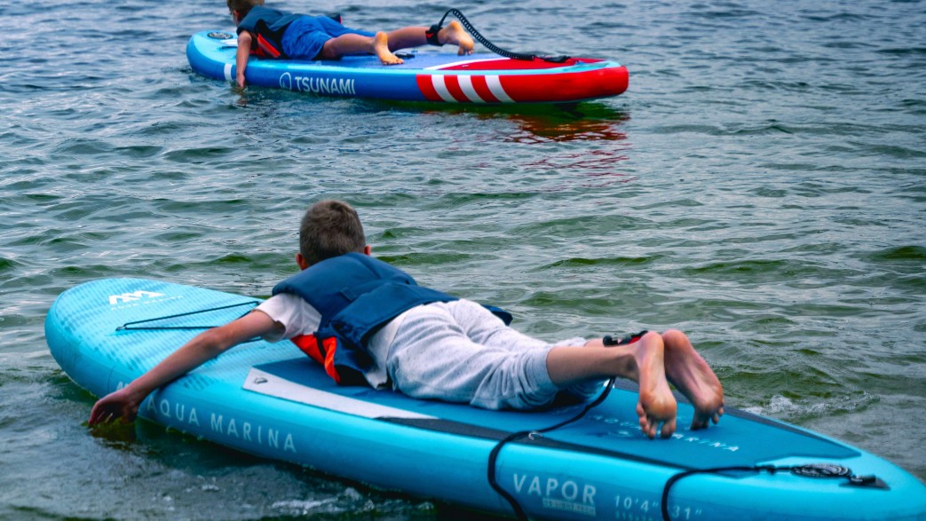 młodzież lato pływanie