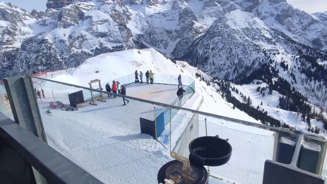 młodzież na obozie zimowym we Włoszech