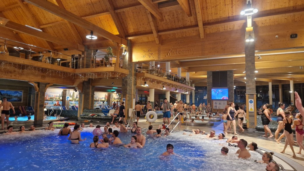 Nastolatki na zimowym obozie