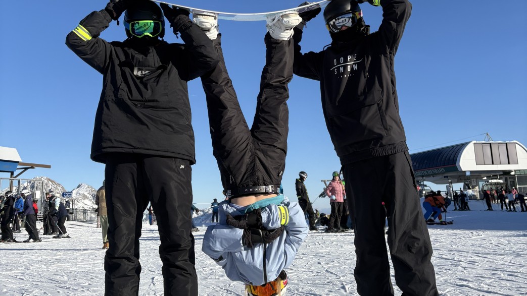 Dziecko zjeżdżające na snowboardzie